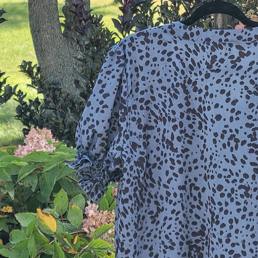 Leopard Print Blue & Black Women's 2X V NECK Puff Sleeve Blouse - Picture 7 of 10